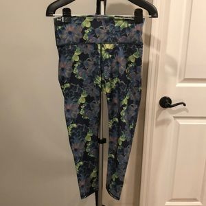 NWT Fabletics flower pattern capris. Medium